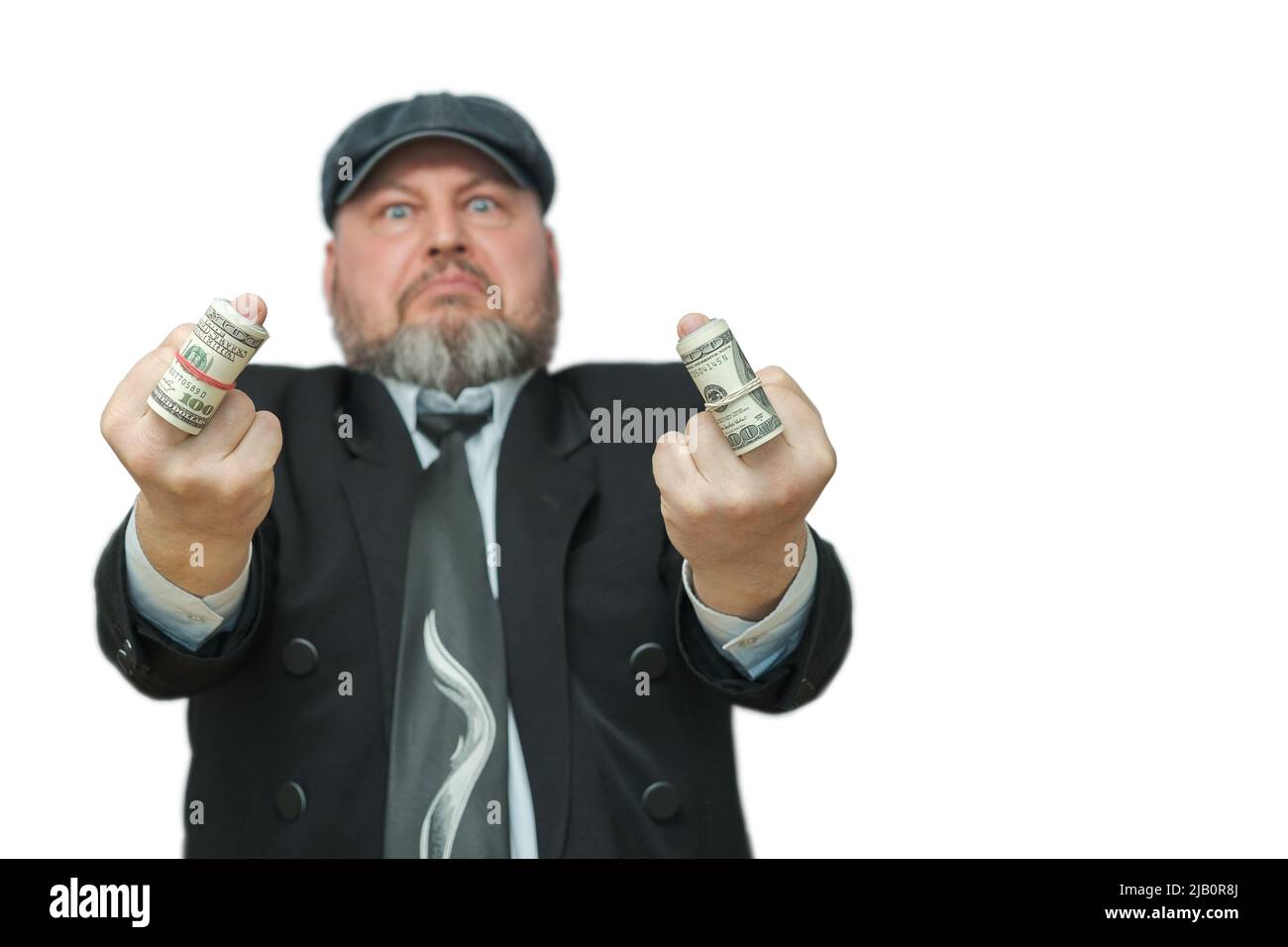Ein Mann zeigt den Mittelfinger, auf dem Dollar in einen Schlauch gerollt werden. Geste - Sie erhalten kein Geld. Stockfoto