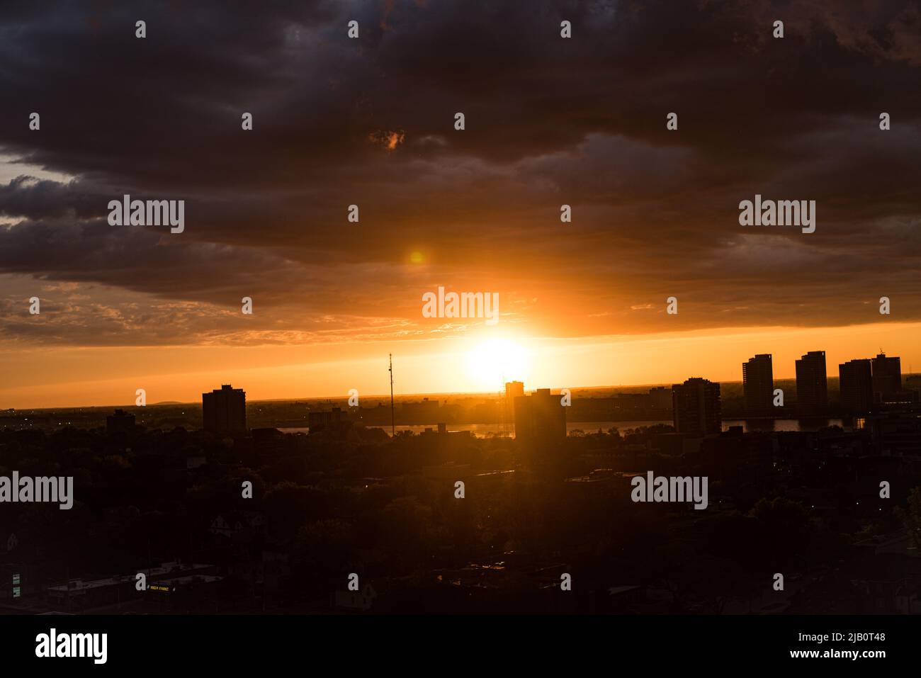 Malerischer Blick auf die Skyline von Windsor, Ontario, bei Sonnenuntergang. Blick in die Skyline von Detroit und den Detroit River Stockfoto