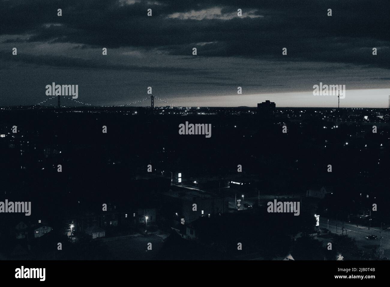 Blick auf die Skyline von Windsor, Ontario, bei Nacht. Blick in die Skyline von Detroit und den Detroit River Stockfoto