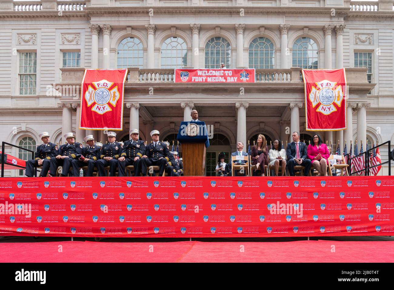 New York City, Usa. 01.. Juni 2022. Die Feuerwehr von New York City feiert am 1. Juni 2022 im Rathaus von New York City, NY, den jährlichen Medaillentag. Feuerwehrleute, Sanitäter, Notärzte, Feuerwehrmänner und Offiziere werden für ihre heldenhafte Arbeit im Jahr 2021 ausgezeichnet. (Foto: Steve Sanchez/Pacific Press) Quelle: Pacific Press Media Production Corp./Alamy Live News Stockfoto
