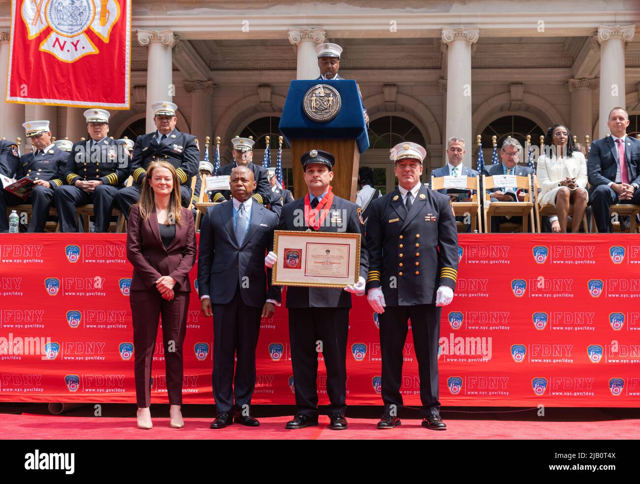 New York City, Usa. 01.. Juni 2022. Die Feuerwehr von New York City feiert am 1. Juni 2022 im Rathaus von New York City, NY, den jährlichen Medaillentag. Feuerwehrleute, Sanitäter, Notärzte, Feuerwehrmänner und Offiziere werden für ihre heldenhafte Arbeit im Jahr 2021 ausgezeichnet. (Foto: Steve Sanchez/Pacific Press) Quelle: Pacific Press Media Production Corp./Alamy Live News Stockfoto