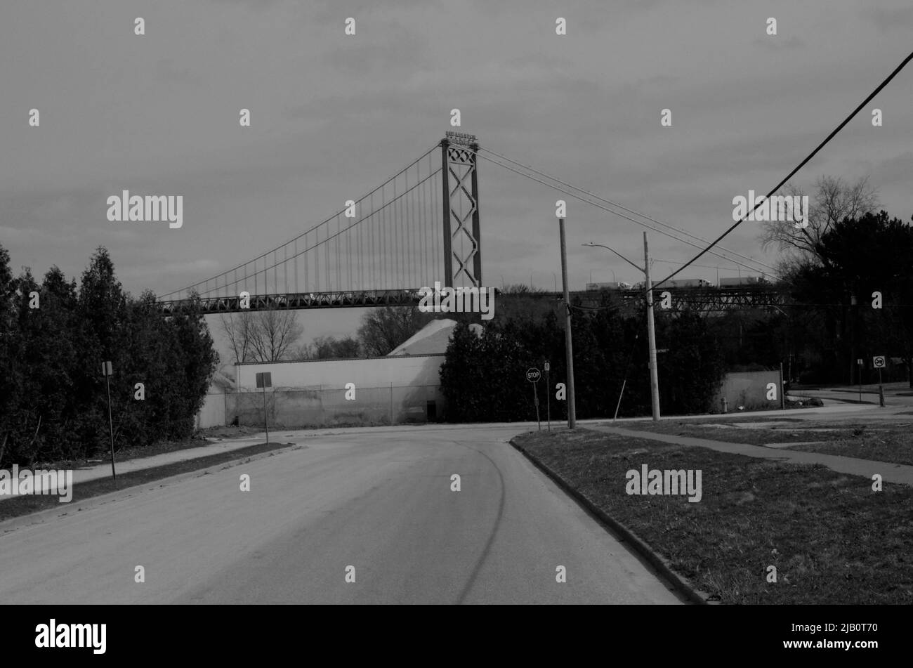 Bild der Botschafterbrücke, die Windsor Ontario mit Detroit Michigan verbindet. Schwarz und Weiß Stockfoto