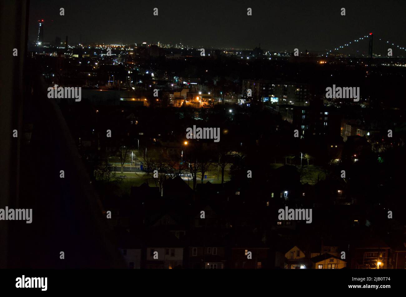 Blick auf die Skyline von Windsor, Ontario, bei Nacht. Blick in die Skyline von Detroit und den Detroit River Stockfoto