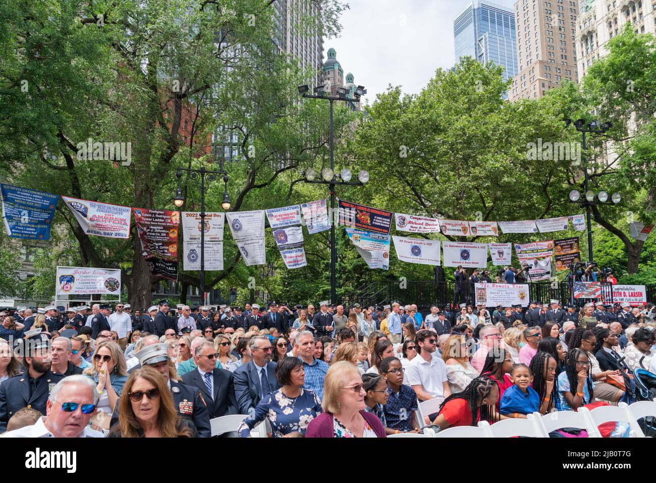 New York City, Usa. 01.. Juni 2022. Die Feuerwehr von New York City feiert am 1. Juni 2022 im Rathaus von New York City, NY, den jährlichen Medaillentag. Feuerwehrleute, Sanitäter, Notärzte, Feuerwehrmänner und Offiziere werden für ihre heldenhafte Arbeit im Jahr 2021 ausgezeichnet. (Foto: Steve Sanchez/Pacific Press) Quelle: Pacific Press Media Production Corp./Alamy Live News Stockfoto