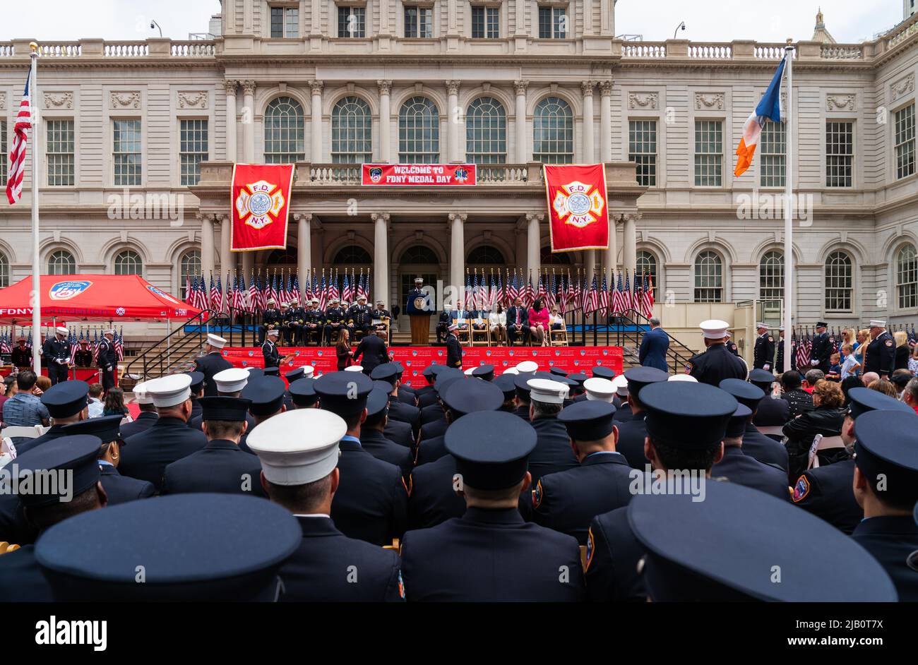 New York City, Usa. 01.. Juni 2022. Die Feuerwehr von New York City feiert am 1. Juni 2022 im Rathaus von New York City, NY, den jährlichen Medaillentag. Feuerwehrleute, Sanitäter, Notärzte, Feuerwehrmänner und Offiziere werden für ihre heldenhafte Arbeit im Jahr 2021 ausgezeichnet. (Foto: Steve Sanchez/Pacific Press) Quelle: Pacific Press Media Production Corp./Alamy Live News Stockfoto