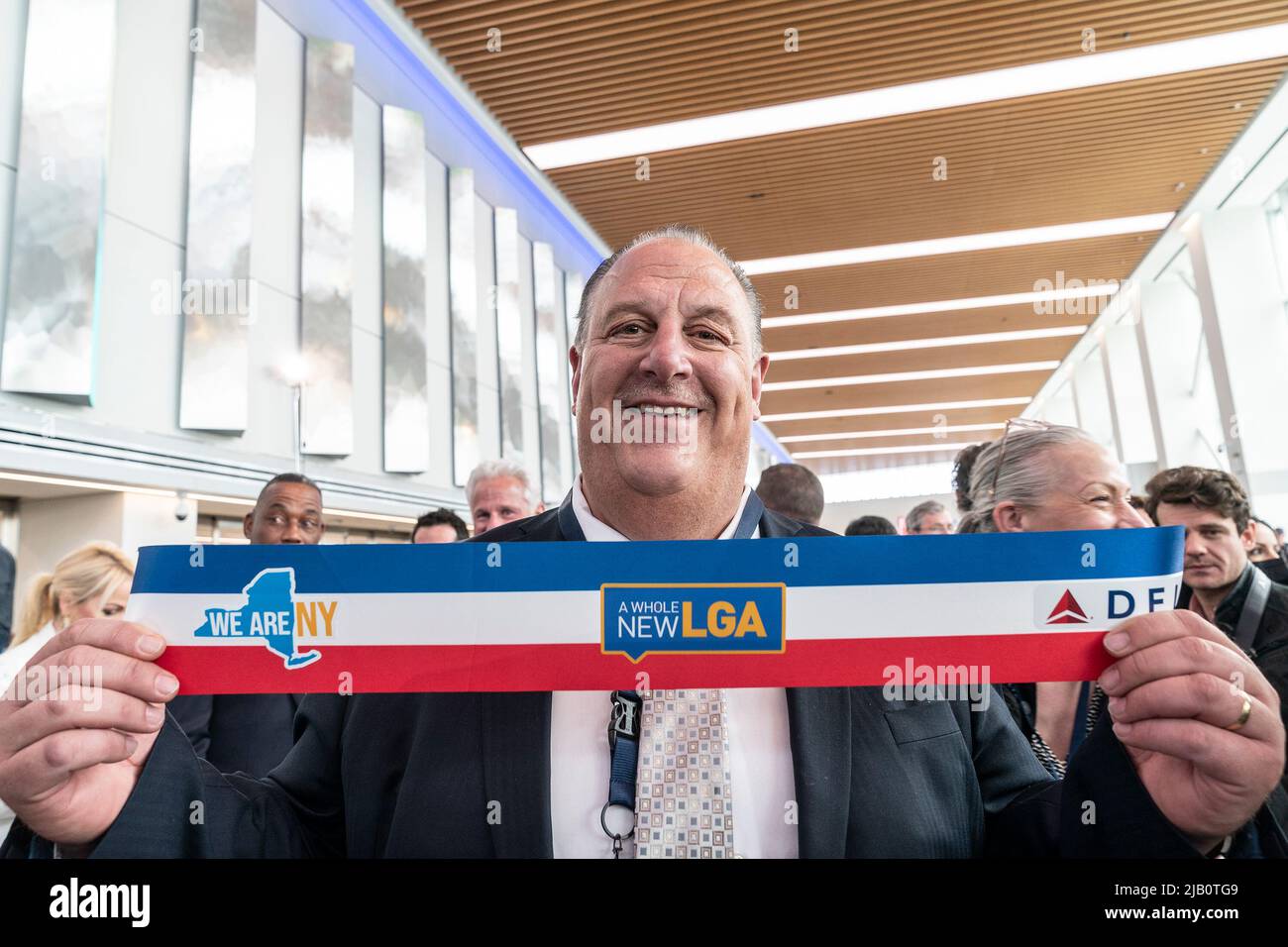 New York, New York, USA. 1.. Juni 2022. Gary LaBarbera, Präsident des Building and Construction Trades Council of Greater New York, nimmt an der Ankündigung von Gouverneur Kathy Hochul im LaGuardia Airport Terminal C Teil. Terminal C wurde speziell für Delta Airlines gebaut. Das neue Terminal verfügt über 37 Tore und den größten Delta Sky Club des Landes. (Bild: © Lev Radin/Pacific Press via ZUMA Press Wire) Stockfoto