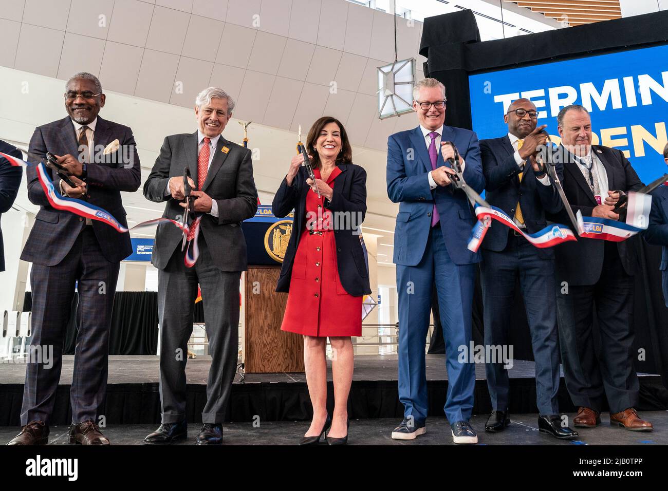 New York, New York, USA. 1.. Juni 2022. Bandschneidearbeiten nach Bekanntgabe der Fertigstellung des Flughafens LaGuardia, Terminal C durch Gouverneur Kathy Hochul, Kongressabgeordneter Gregory Meeks, Executive Director der Port Authority, Rick Cotton, Gouverneur Hochul, CEO von Delta Airlines, Ed Bastian, Präsident von Queens Borough, Donovan Richards Jr., Gary LaBarbera, Präsident des Rates für Bau- und Baugewerbe im Großraum New York, auf der Bühne für das Schneiden von Bändern. Terminal C wurde speziell für Delta Airlines gebaut. Das neue Terminal verfügt über 37 Tore und den größten Delta Sky Club des Landes. (Bild: © Lev Radin/Paci Stockfoto