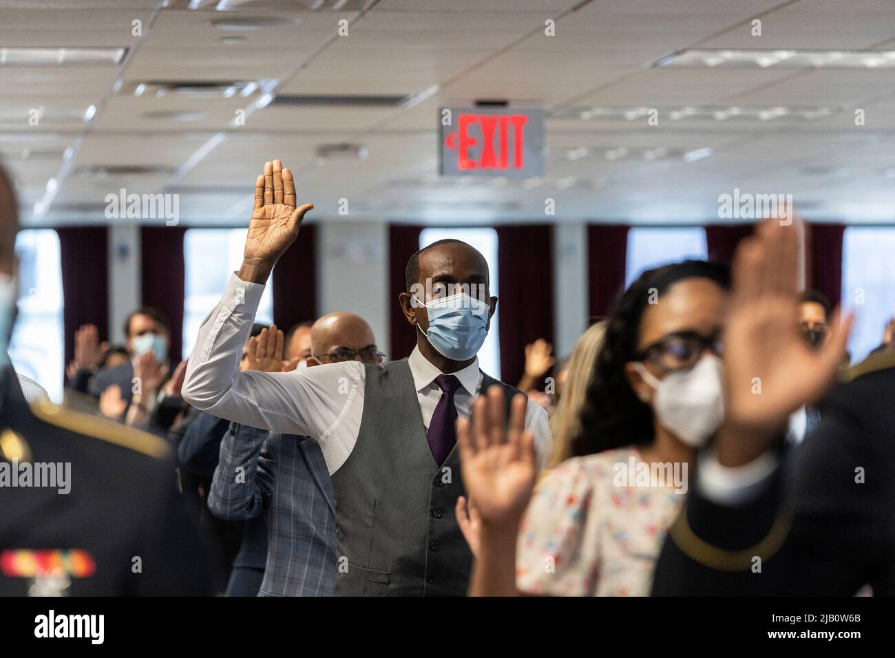 New York, New York, USA. 1.. Juni 2022. Während der Einbürgerungszeremonie des Memorial Day im US-amerikanischen Bezirksbüro in New York legen die Menschen einen Eid ab. 102 Menschen aus 38 Ländern wurden neue US-Bürger. Sie haben Eid geleistet und die Treue geloben. (Bild: © Lev Radin/Pacific Press via ZUMA Press Wire) Stockfoto