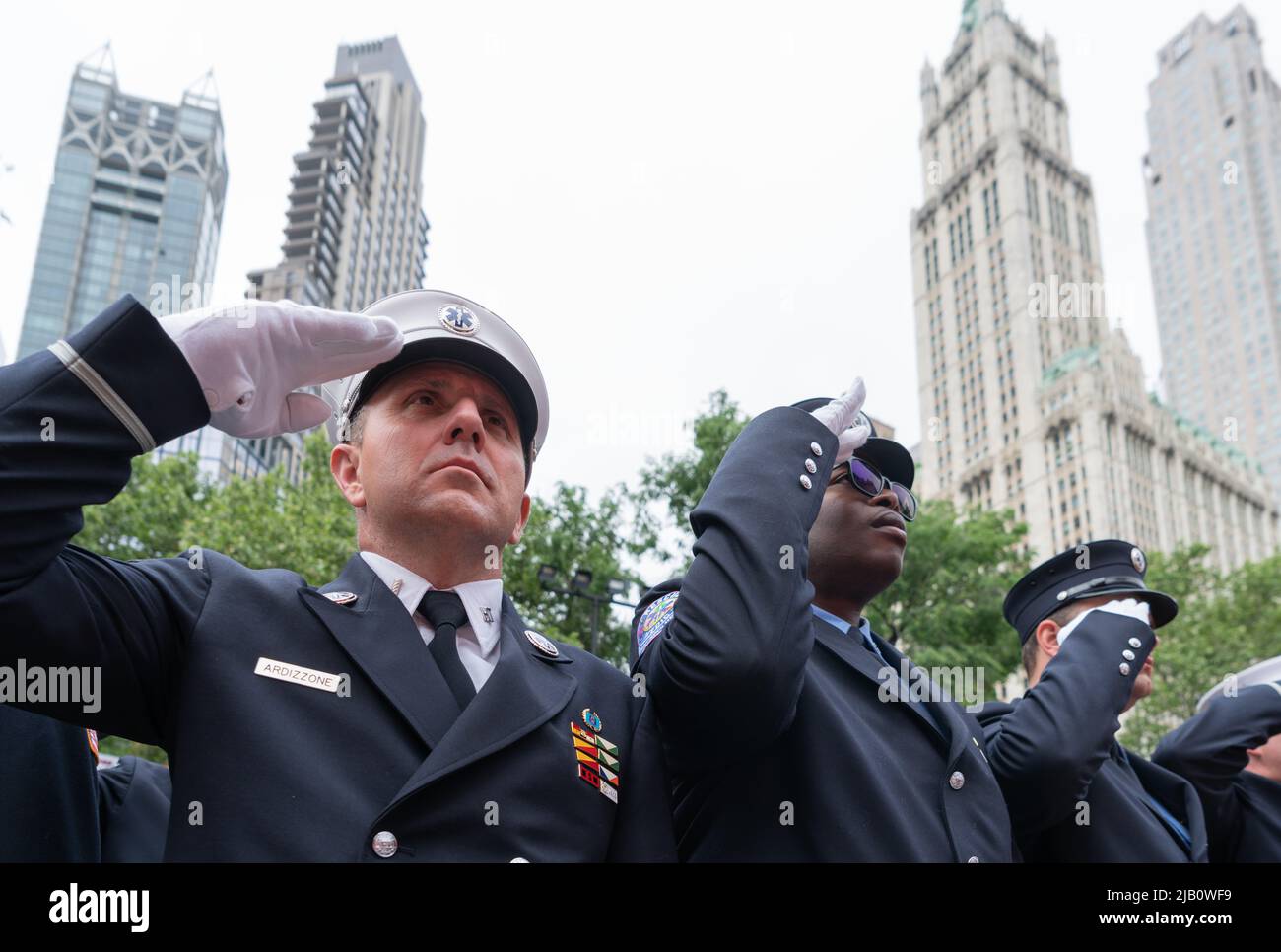1. Juni 2022, New York City, New York, USA: Die Feuerwehr von New York City feiert ihren jährlichen Medal Day im Rathaus von New York City, NY, 1. Juni 2022. Feuerwehrleute, Sanitäter, Notärzte, Feuerwehrmänner und Offiziere werden für ihre heldenhafte Arbeit im Jahr 2021 ausgezeichnet. (Bild: © Steve Sanchez/Pacific Press via ZUMA Press Wire) Stockfoto