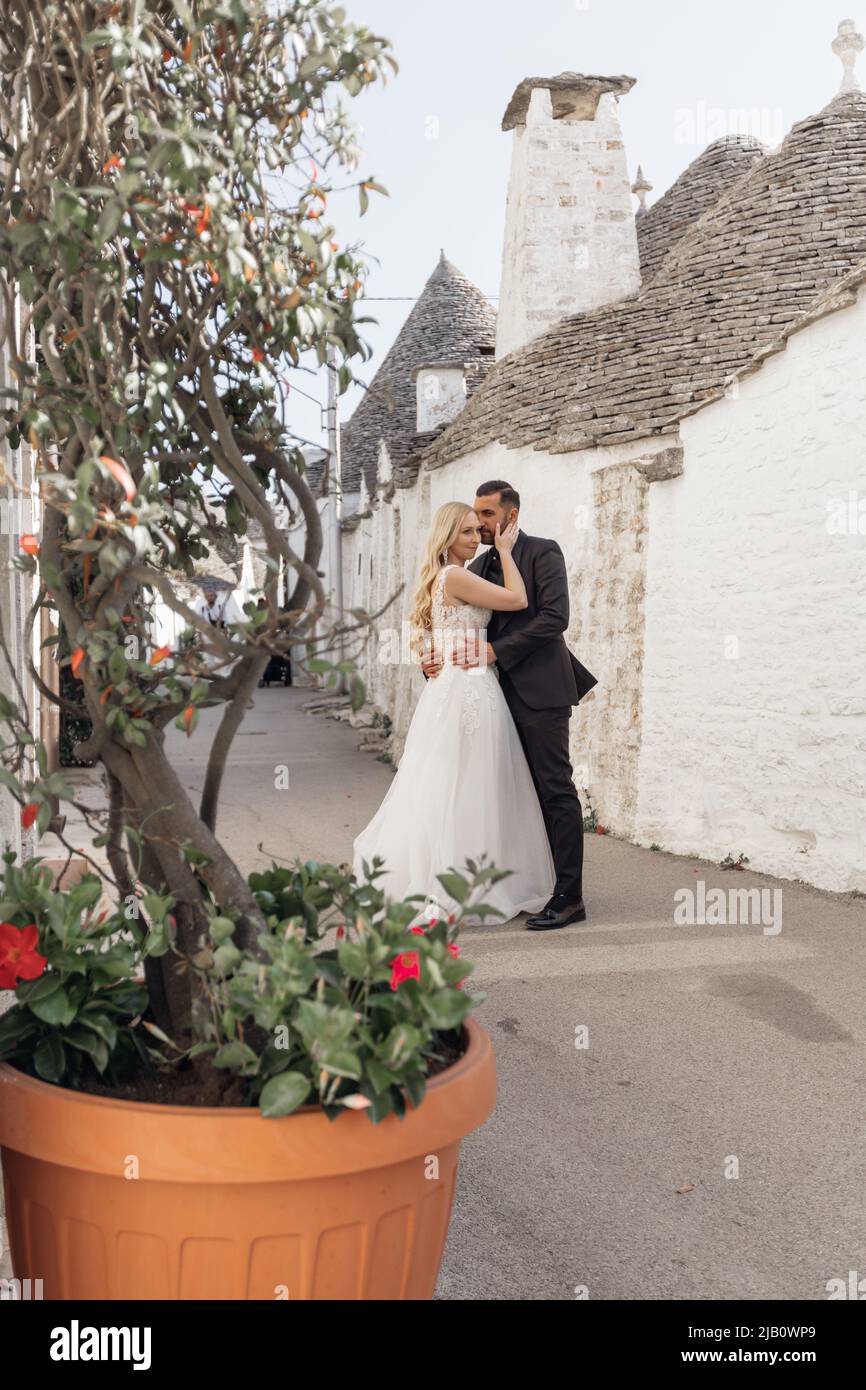 Vertical Romantic nur verheiratetes Paar auf ihrer Hochzeitsreise Urlaub im Ausland, Reisen. Umzug in ein neues Haus in Italien Stadt Stockfoto