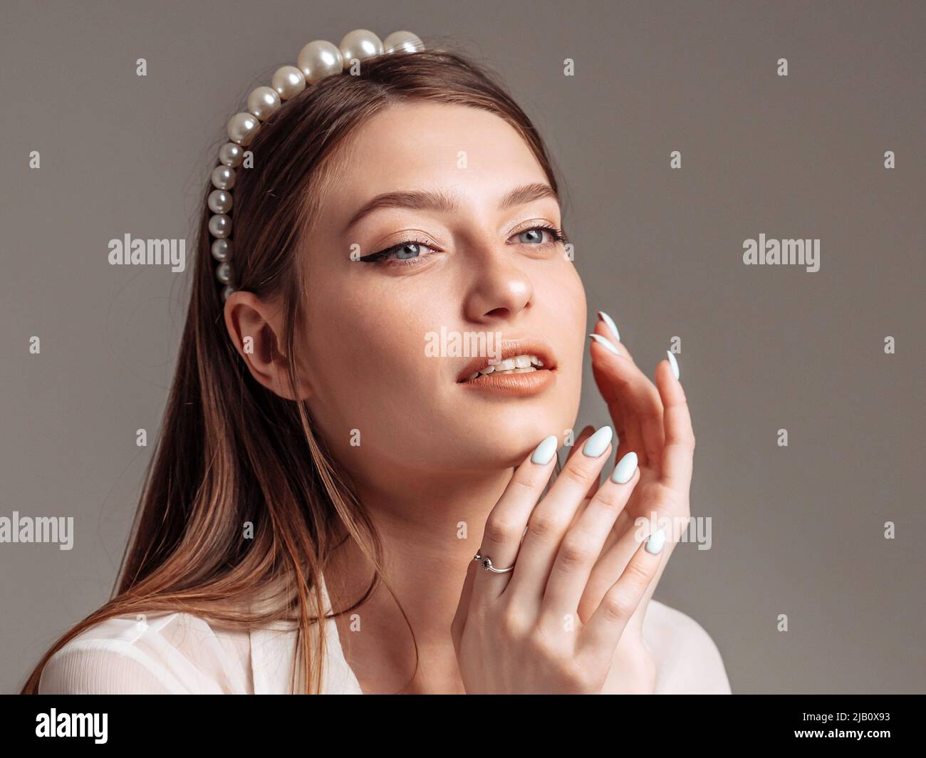 Porträt einer glücklichen Frau. Freundlich lächelnde junge Frau Gefühl dankbar, glauben Wohltätigkeitskonzept. Stockfoto