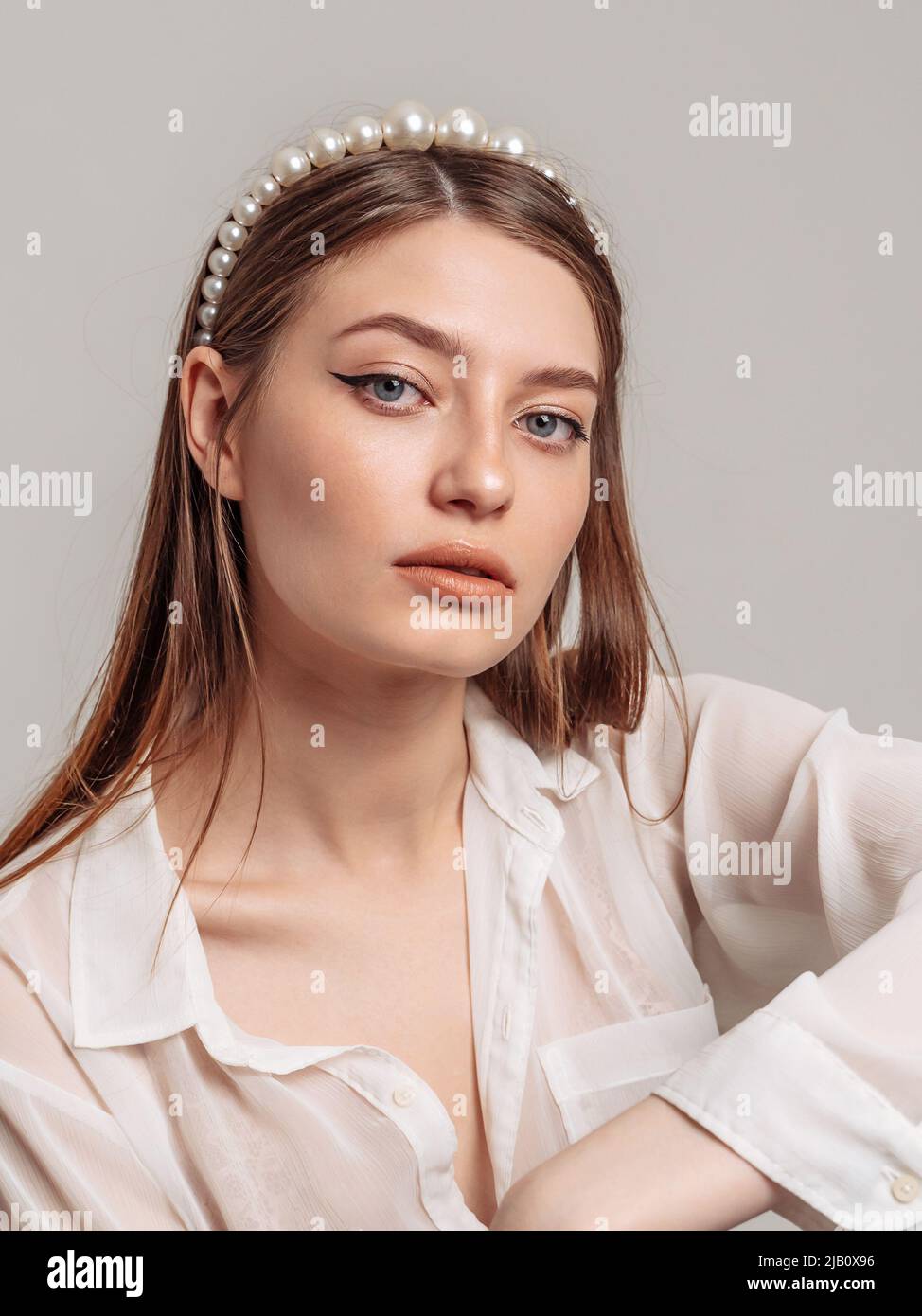 Porträt einer selbstbewussten jungen Frau. Das Konzept der Vielfalt. Stockfoto