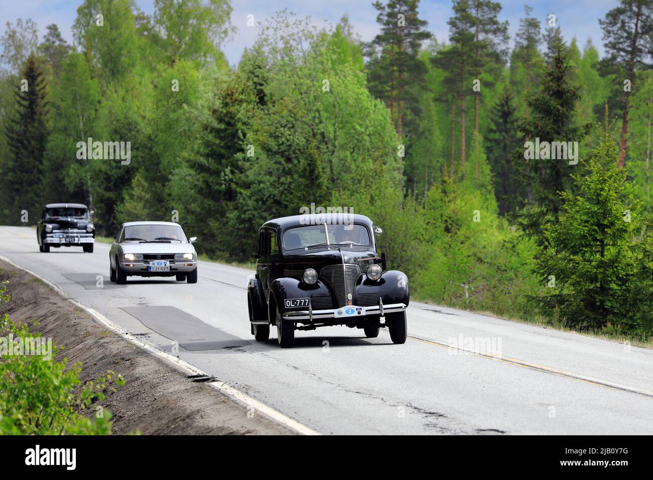 Oldtimer auf der Ascension Day Oldtimer-Rallye von AHS Ry, Road 104, Fiskars, Finnland. 26.Mai 2022. Stockfoto