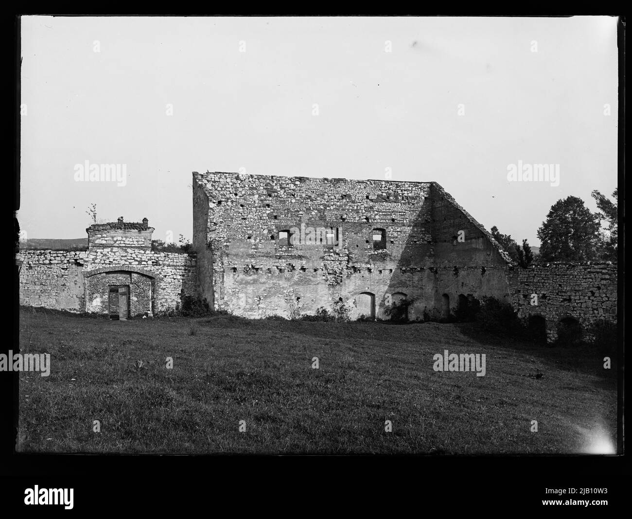 Das Benediktinerkloster Tyniec, ein Fragment der Verteidigungsmauer aus dem Osten und die Ruinen von Bauernhäusern unbekannt Stockfoto