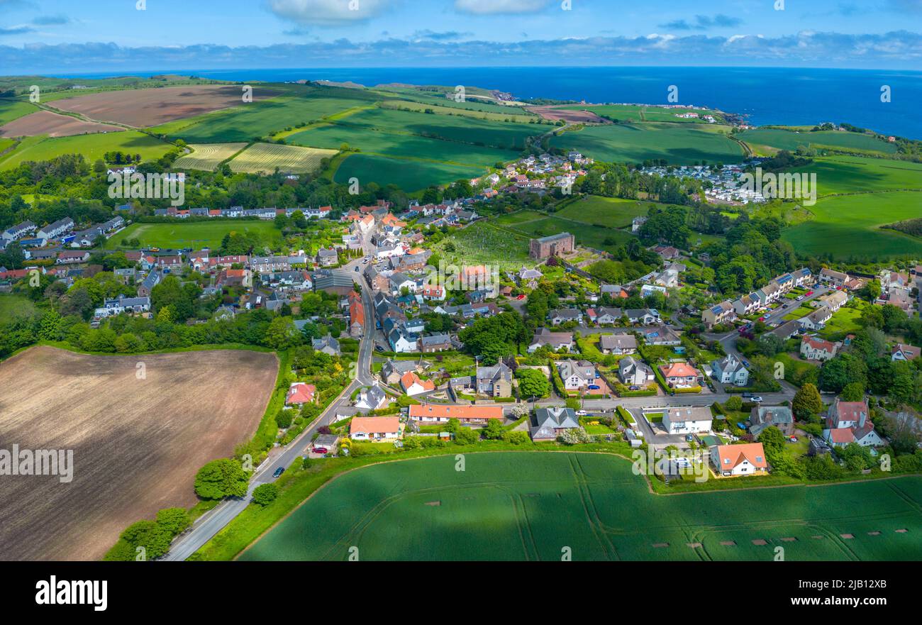 Luftaufnahme von Drohne des Dorfes Coldingham in Berwickshire, Scottish Borders, Schottland, Großbritannien Stockfoto