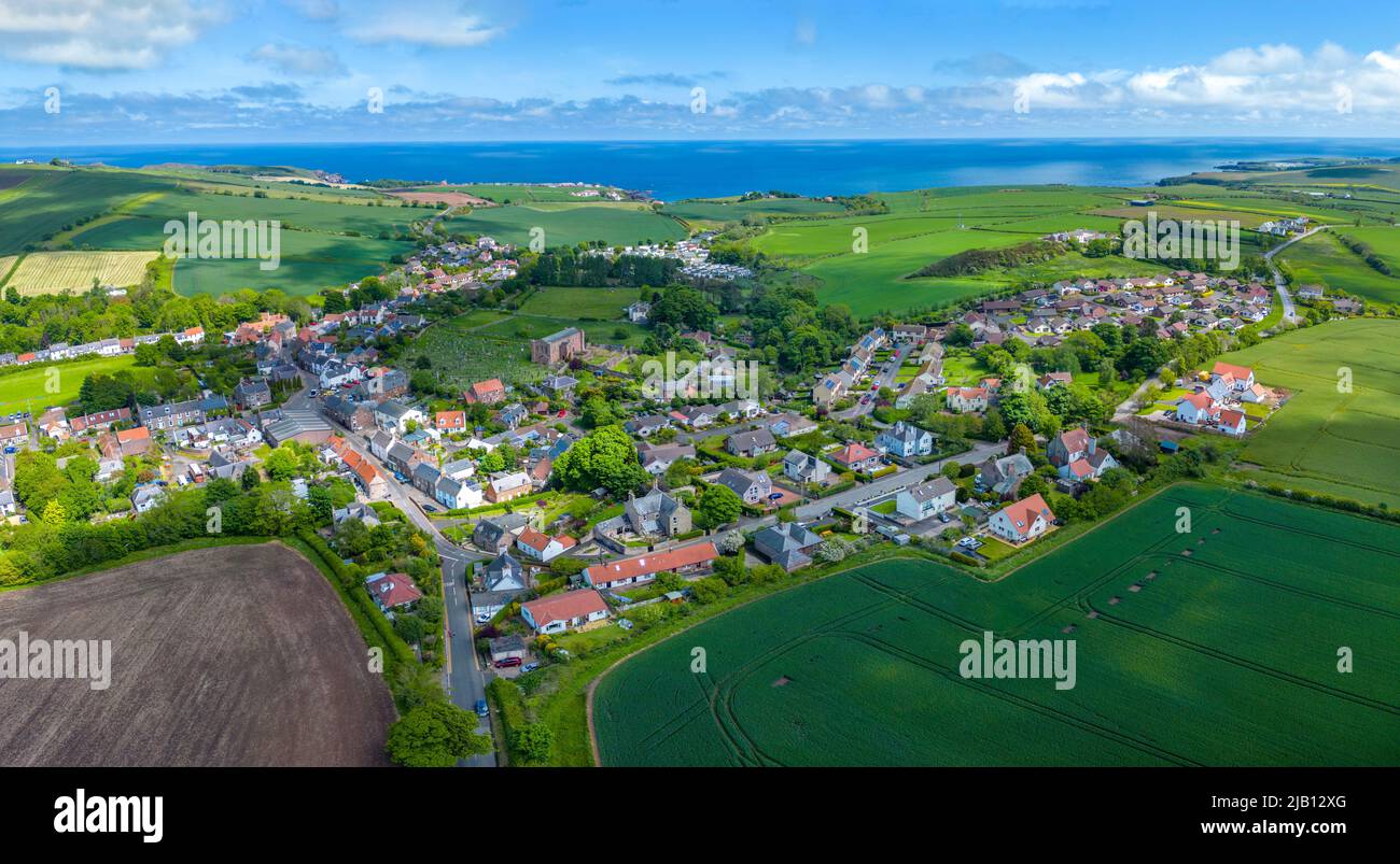 Luftaufnahme von Drohne des Dorfes Coldingham in Berwickshire, Scottish Borders, Schottland, Großbritannien Stockfoto