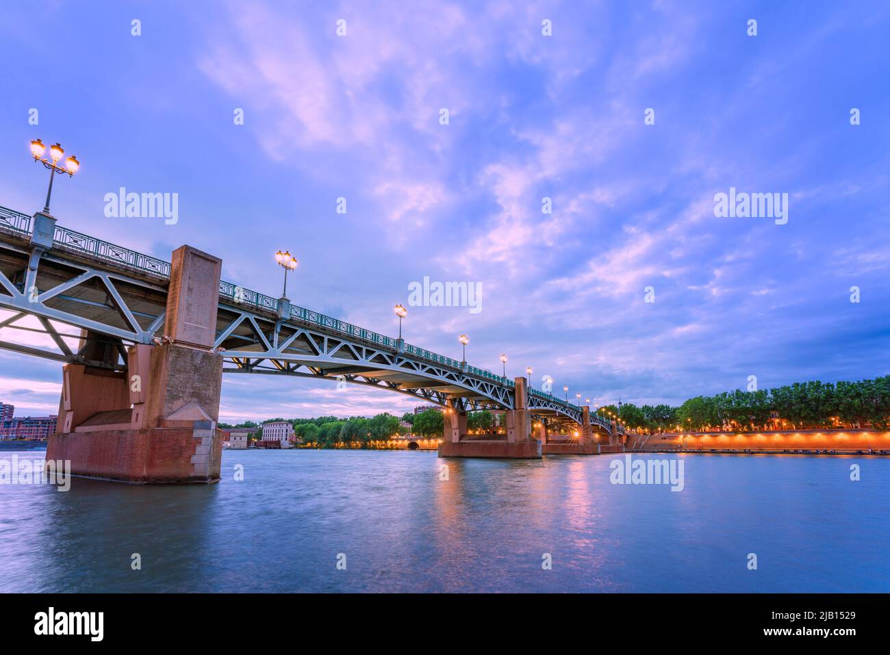 Panoramablick auf den Fluss Garonne und die Saint Peter Brücke in der französischen Stadt Toulouse in der Abenddämmerung Stockfoto
