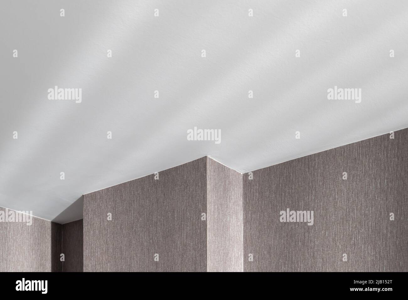 Abstraktes Architekturhintergrundfoto, Wand und weiße Decke eines leeren Rauminnenraums Stockfoto