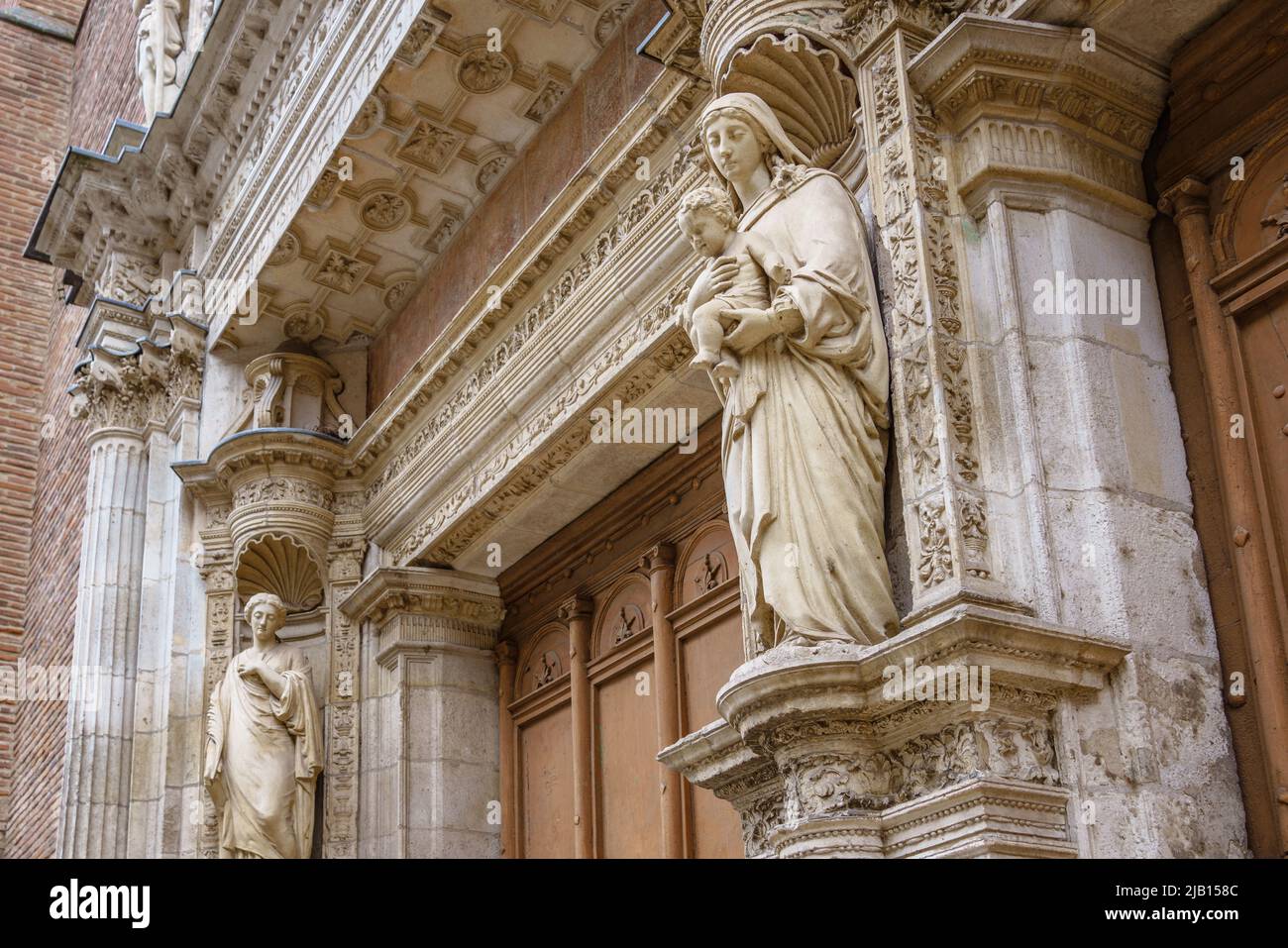 Toulouse, Frankreich. 23.Mai 2022. Die Jungfrau Maria steht am Renaisance-Portal der Kirche Notre Dame de la Dalbade Stockfoto