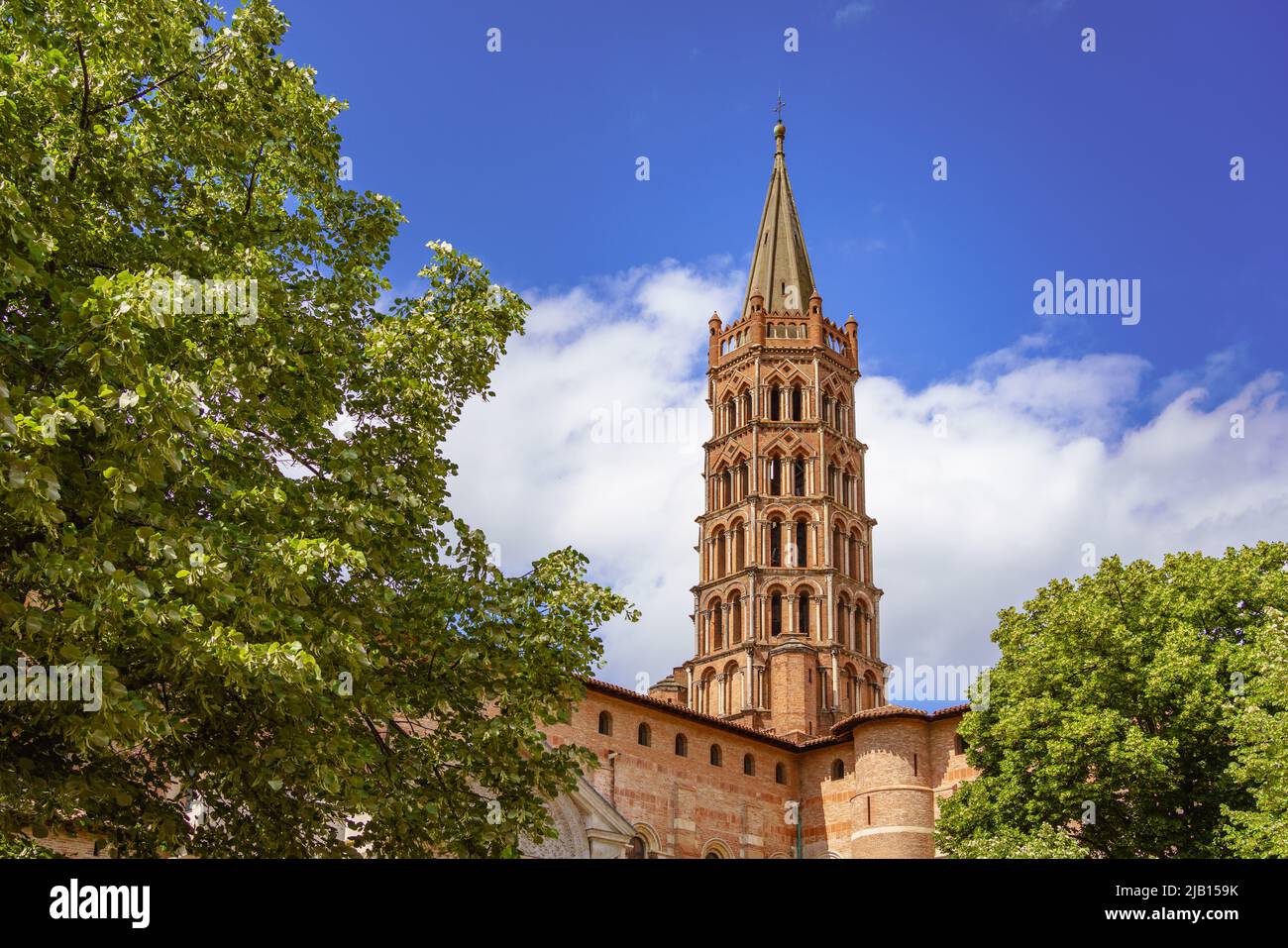 Toulouse, Frankreich. Außenansicht der Basilica de Saint-Sernin, die behauptet, das größte erhaltene romanische Gebäude zu sein Stockfoto