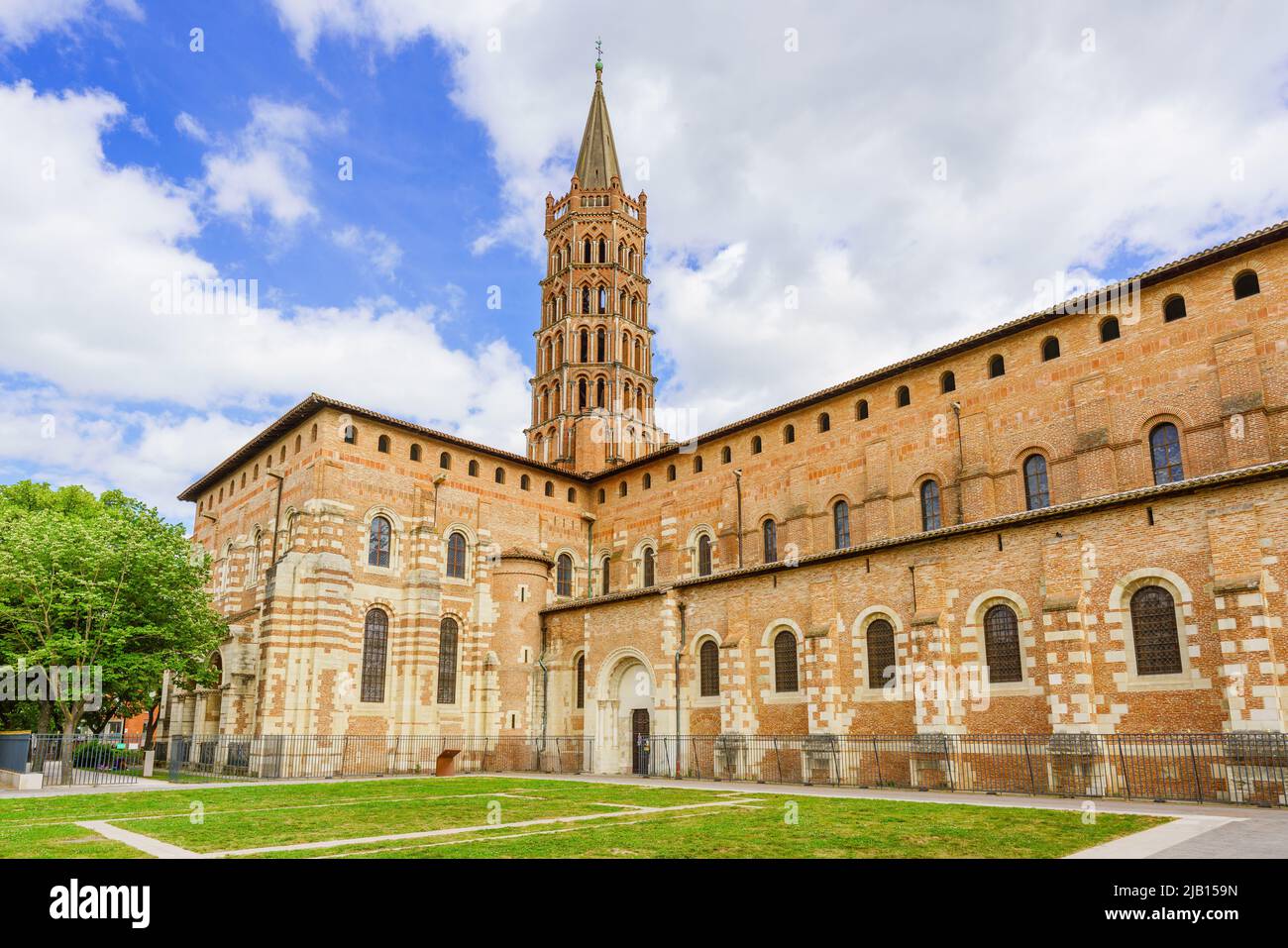 Toulouse, Frankreich. 23.Mai 2022. Außenansicht der Basilica de Saint-Sernin, die behauptet, das größte erhaltene romanische Gebäude zu sein Stockfoto