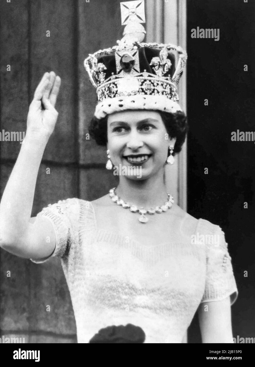 Königin Elizabeth II. Winkt vom Balkon des Buckingham Palace nach ihrer Krönung am 2. Juni 1953 in London, England. Stockfoto