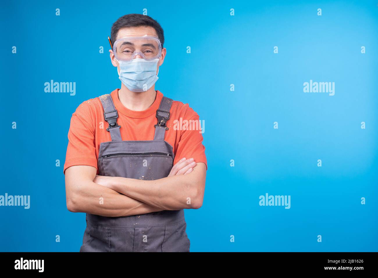 Selbstbewusster Zimmermann in Gesichtsmaske während einer Pandemie Stockfoto