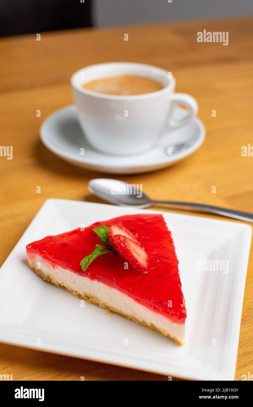 Süßer Erdbeer-Käsekuchen mit Kaffee in einer Cafeteria Stockfoto