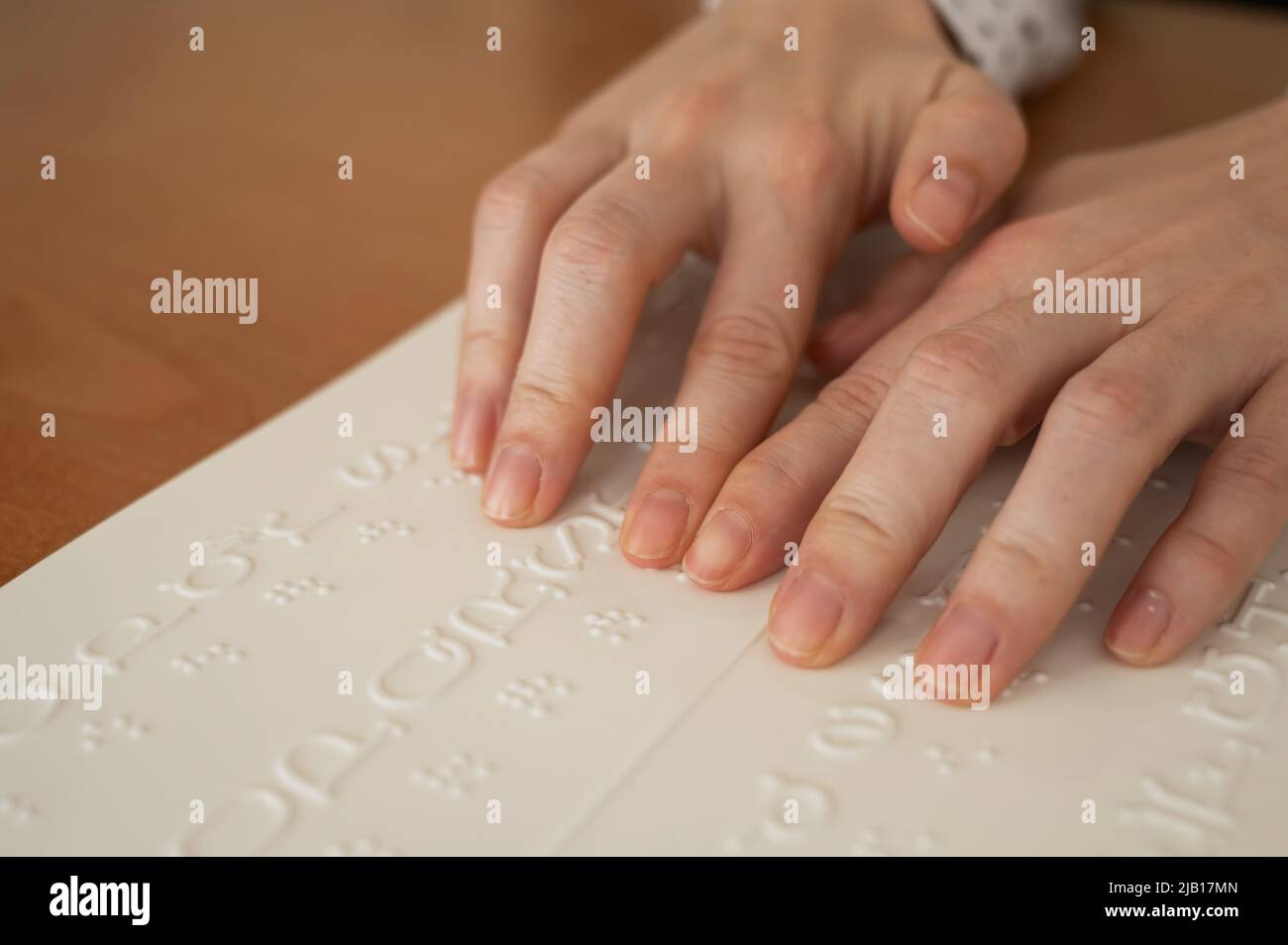 Eine Frau lernt das Braillealphabet mit einem Decoder. Stockfoto