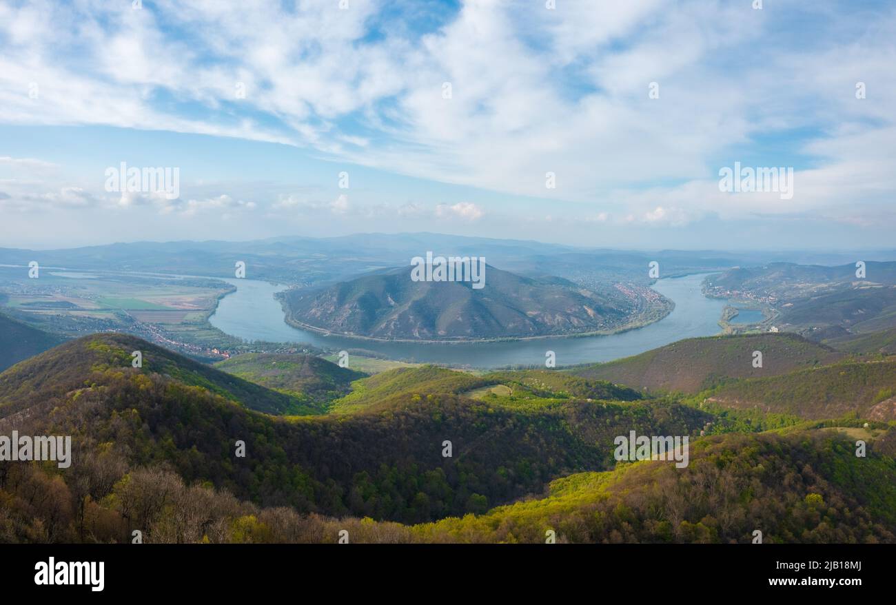 Spektakulärer Panoramablick auf die donauknie vom Aussichtspunkt Prédikálószék aus. Diese Region Ungarns ist touristisch sehr bedeutsam. Stockfoto