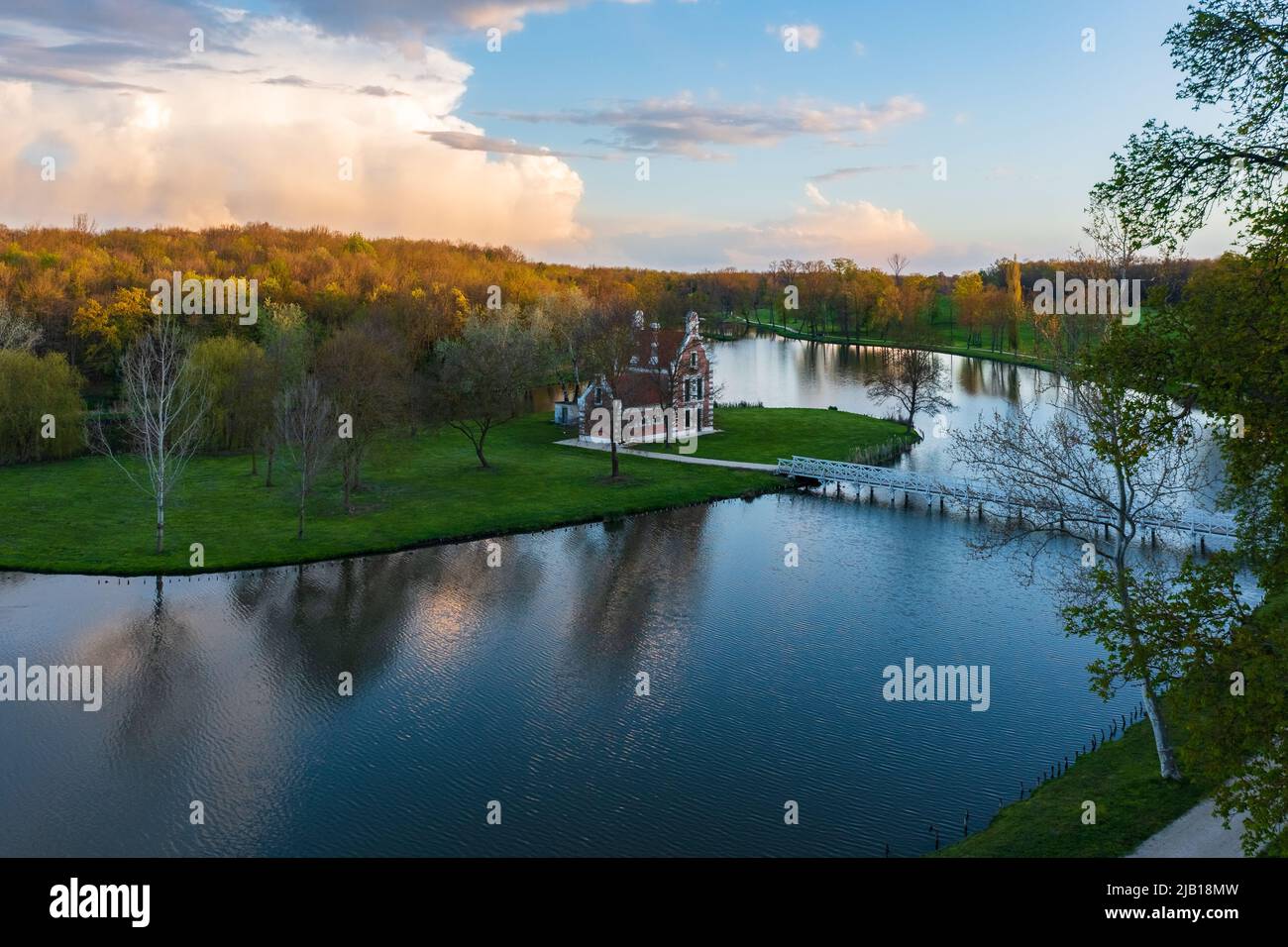 Luftaufnahme über das niederländische Haus im Park des Festetics Palace in Dég, Ungarn. Stockfoto