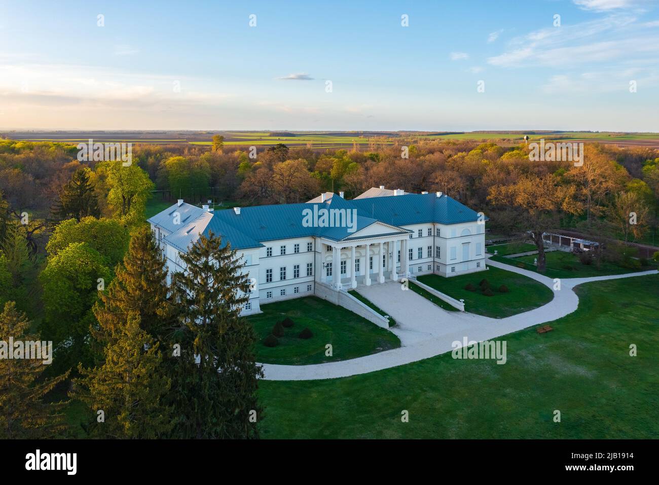 Luftaufnahme über Festetics Castle, das einzige klassizistische Schloss in der Grafschaft Fejér, umgeben von dem größten englischen Park in Ungarn. Stockfoto