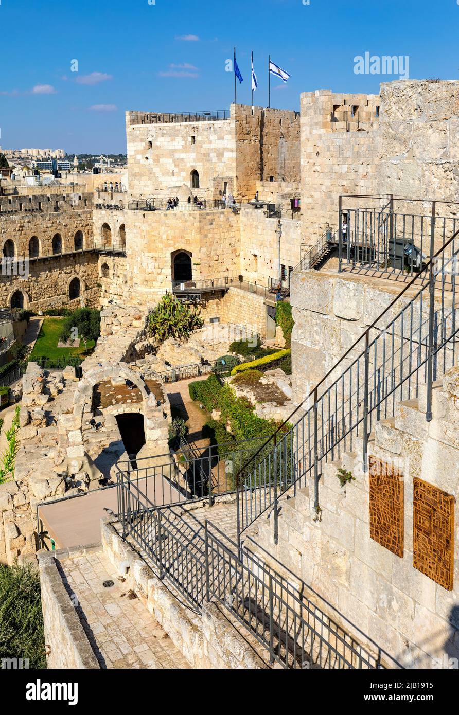 Jerusalem, Israel - 12. Oktober 2017: Innenhof, Mauern und archäologische Ausgrabungsstätte der Festung der Davidsturm-Zitadelle in der Altstadt Stockfoto