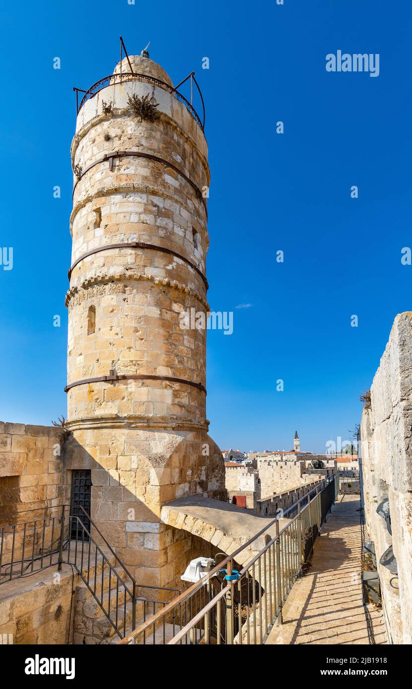 Jerusalem, Israel - 12. Oktober 2017: Osmanisches Minarett über Mauern und archäologische Ausgrabungsstätte der Festung der Davidsturm-Zitadelle in Jerusalem Stockfoto
