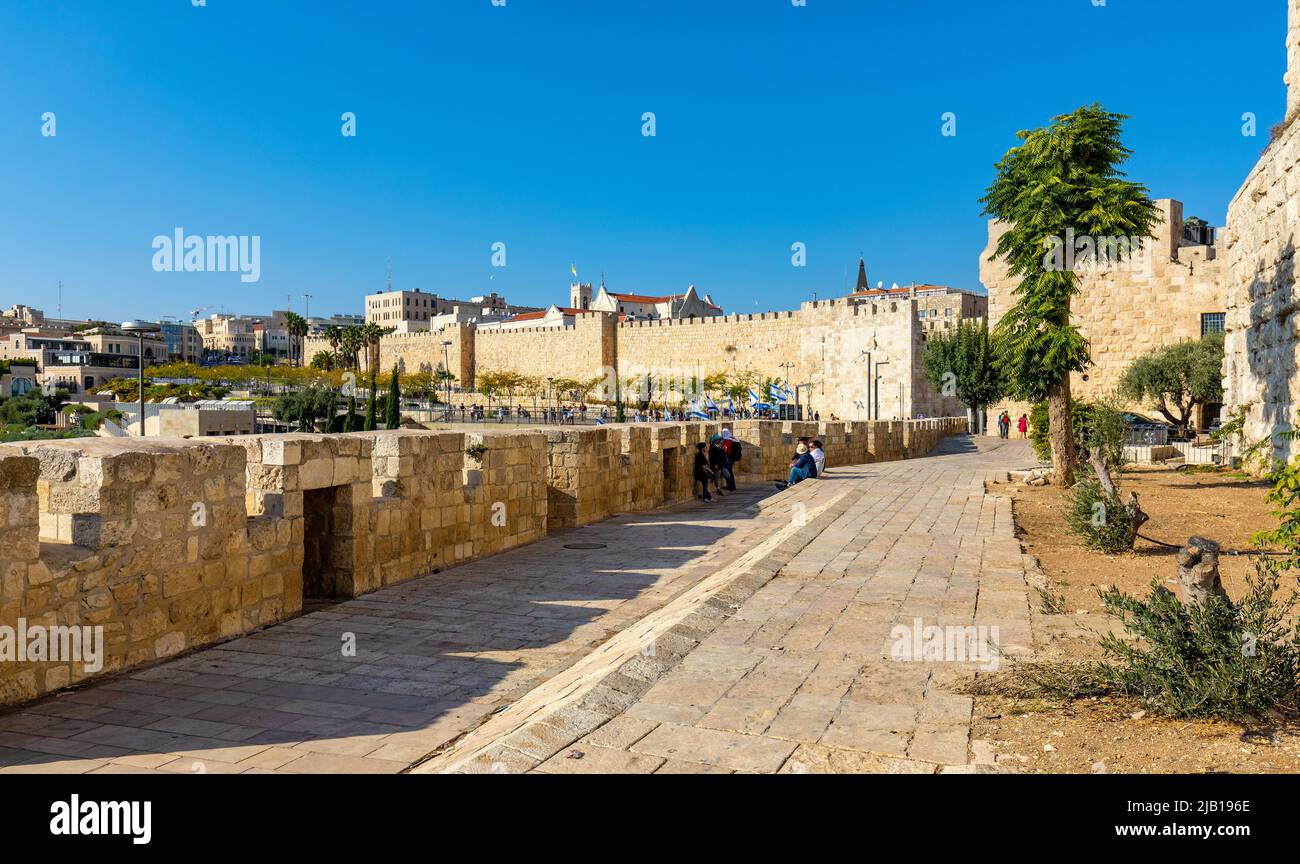 Jerusalem, Israel - 12. Oktober 2017: Mauern des Turms der Zitadelle von David und der Altstadt über dem Jaffa-Tor mit dem Mamilla-Viertel von Jerusalem Stockfoto