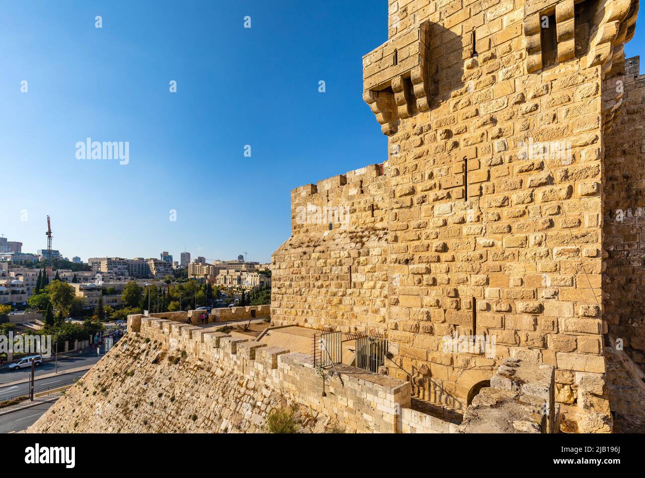 Jerusalem, Israel - 12. Oktober 2017: Mauern des Turms der Zitadelle von David und der Altstadt über dem Jaffa-Tor mit dem Mamilla-Viertel von Jerusalem Stockfoto