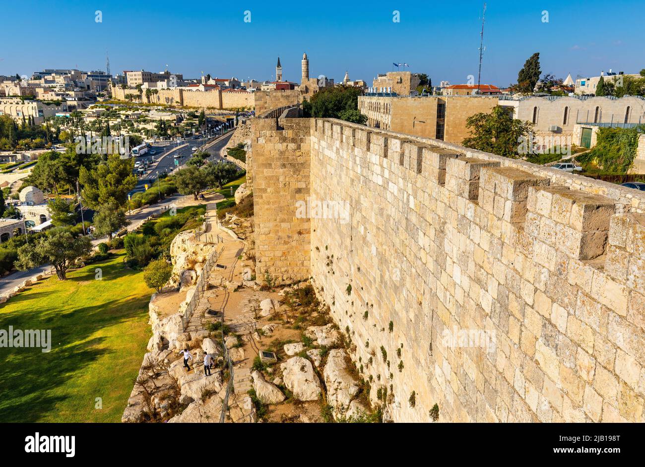 Jerusalem, Israel - 12. Oktober 2017: Mauern des Turms der Zitadelle von David und der Altstadt über dem Jaffa-Tor und der Hativat Yerushalayim-Straße mit Mamilla-Viertel Stockfoto