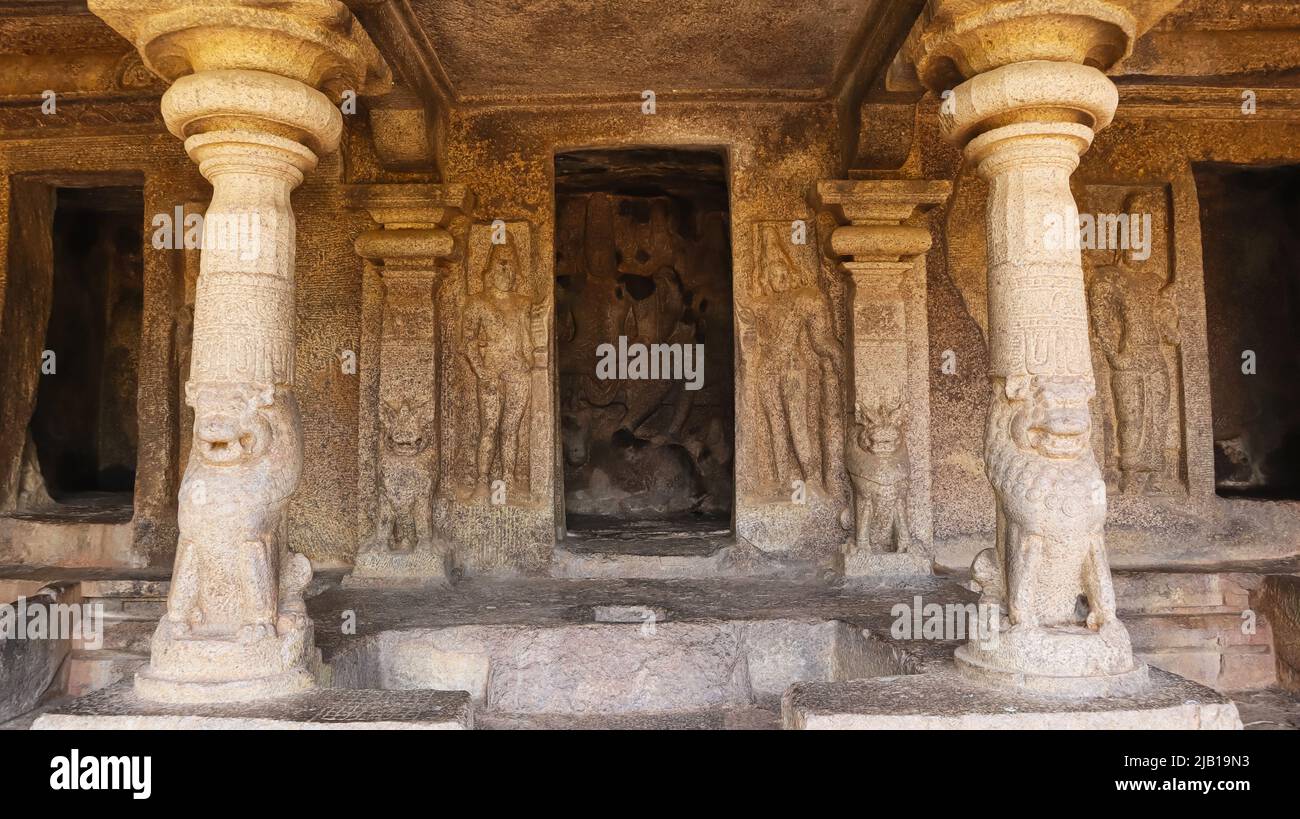 Mahishasuramardini Höhle Innenraum, Lion Säulen und Blick auf sanctum, Tamil Nadu, Indien Stockfoto