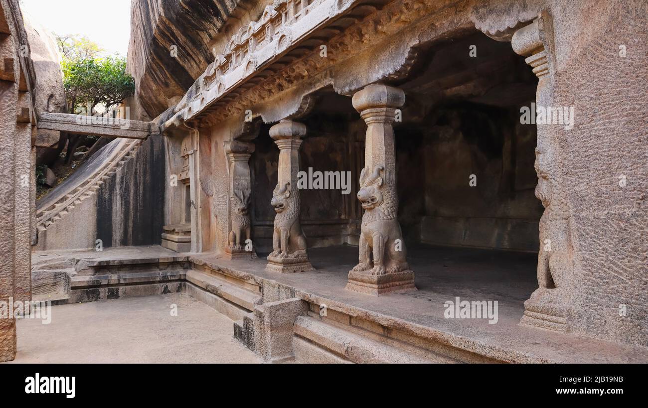 Varaha-Höhle mit Löwen auf vier Pilastern, Mahabalipuram, Tamilnadu, Indien Stockfoto