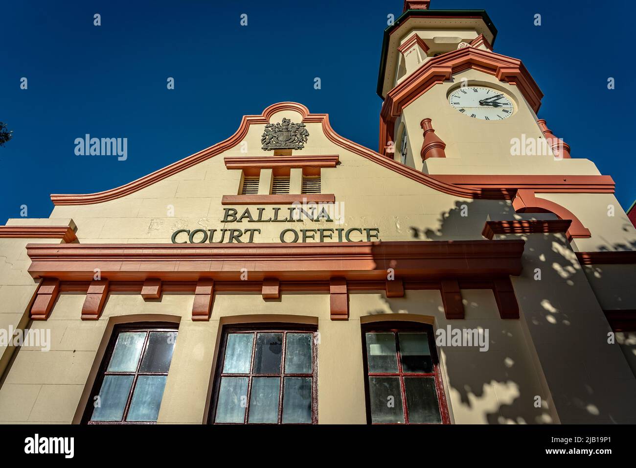 Ballina, New South Wales, Australien - Blick auf das historische Gerichtsgebäude Stockfoto
