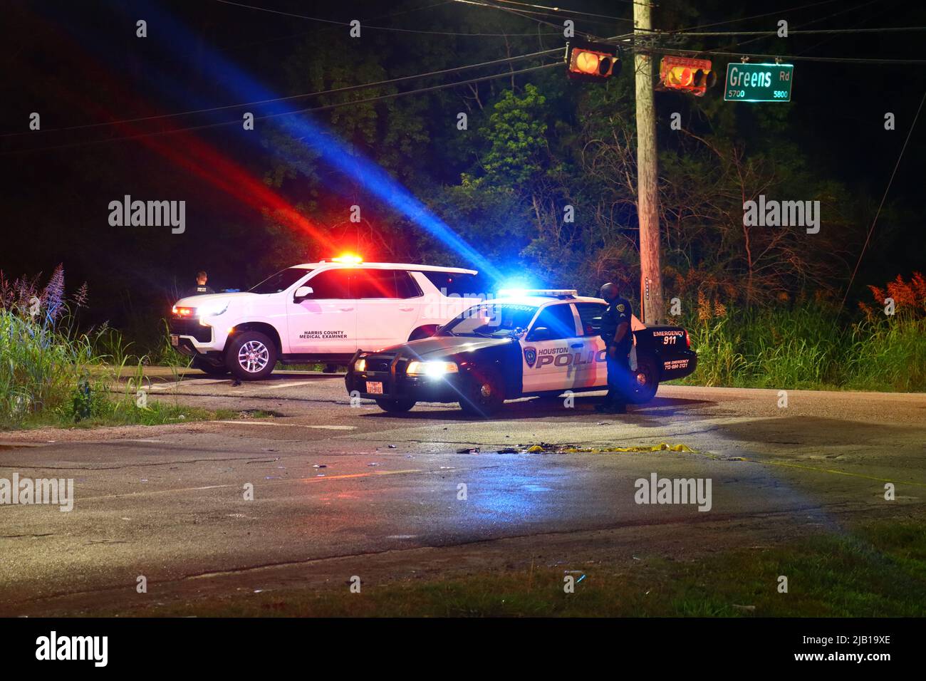 Houston, Texas, Usa. Die Polizei von Houston eröffnete eine Untersuchung, nachdem ein tödlicher Unfall im 5800-Block der Greens Road an der Lee Road in Nord-Houston auftrat, als ein Fahrzeug nach einer Kollision mit einem anderen Fahrzeug in einen Graben kippte. Der Unfall ereignete sich am 1. Juni 2022 gegen 10:30 Uhr. Quelle: Robert Balli/Alamy Live News Stockfoto