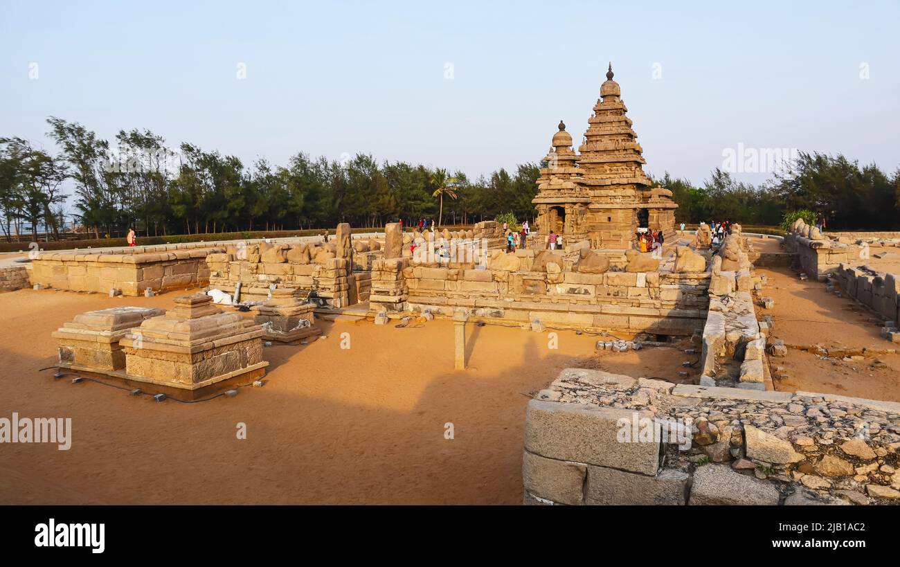 INDIEN, TAMILNADU, MAHABALIPURAM, März 2022, Anhänger am Shore-Tempel, Hindu-Tempel aus dem 8.. Jahrhundert Stockfoto