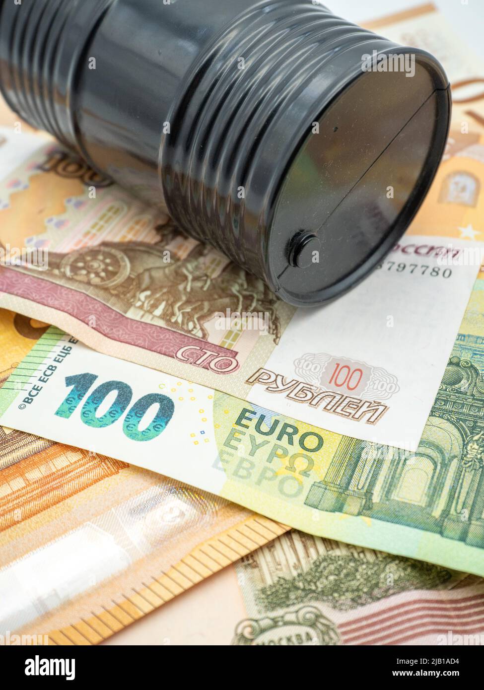 euro-Banknoten und russisches Rubel- und Ölfass-Konzeptfoto Stockfoto