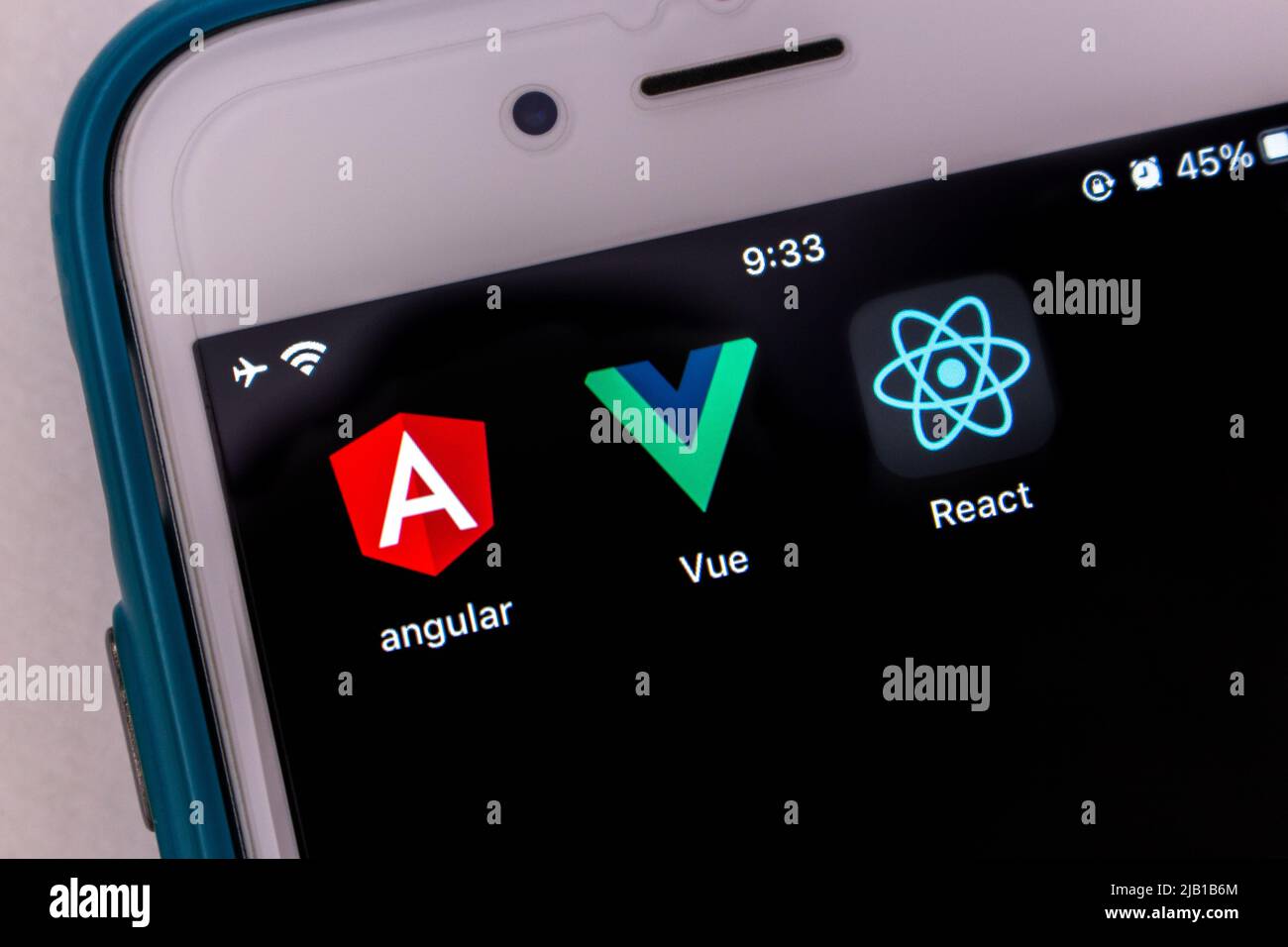 Kumamoto, JAPAN - Feb 15 2021 : Konzeptbild drei Ikonen moderner JS-Bibliotheken (Angular, Vue.js und React) auf dem iPhone. Stockfoto