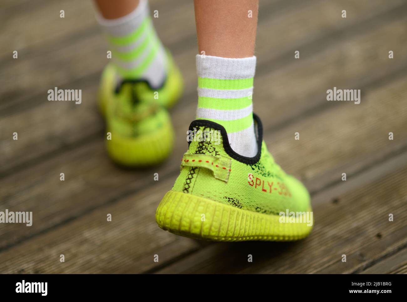 Dresden, Deutschland. 27.. Mai 2022. ILLUSTRATION - Ein Junge trägt Turnschuhe und Tennissocken. (Posierte Szene) kurze Socken waren seit Jahren in. In diesem Jahr trägt jeder, der denkt, etwas von sich selbst zu sein, wieder mehr Stoff mit Shorts. Kredit: Robert Michael/dpa/Alamy Live Nachrichten Stockfoto