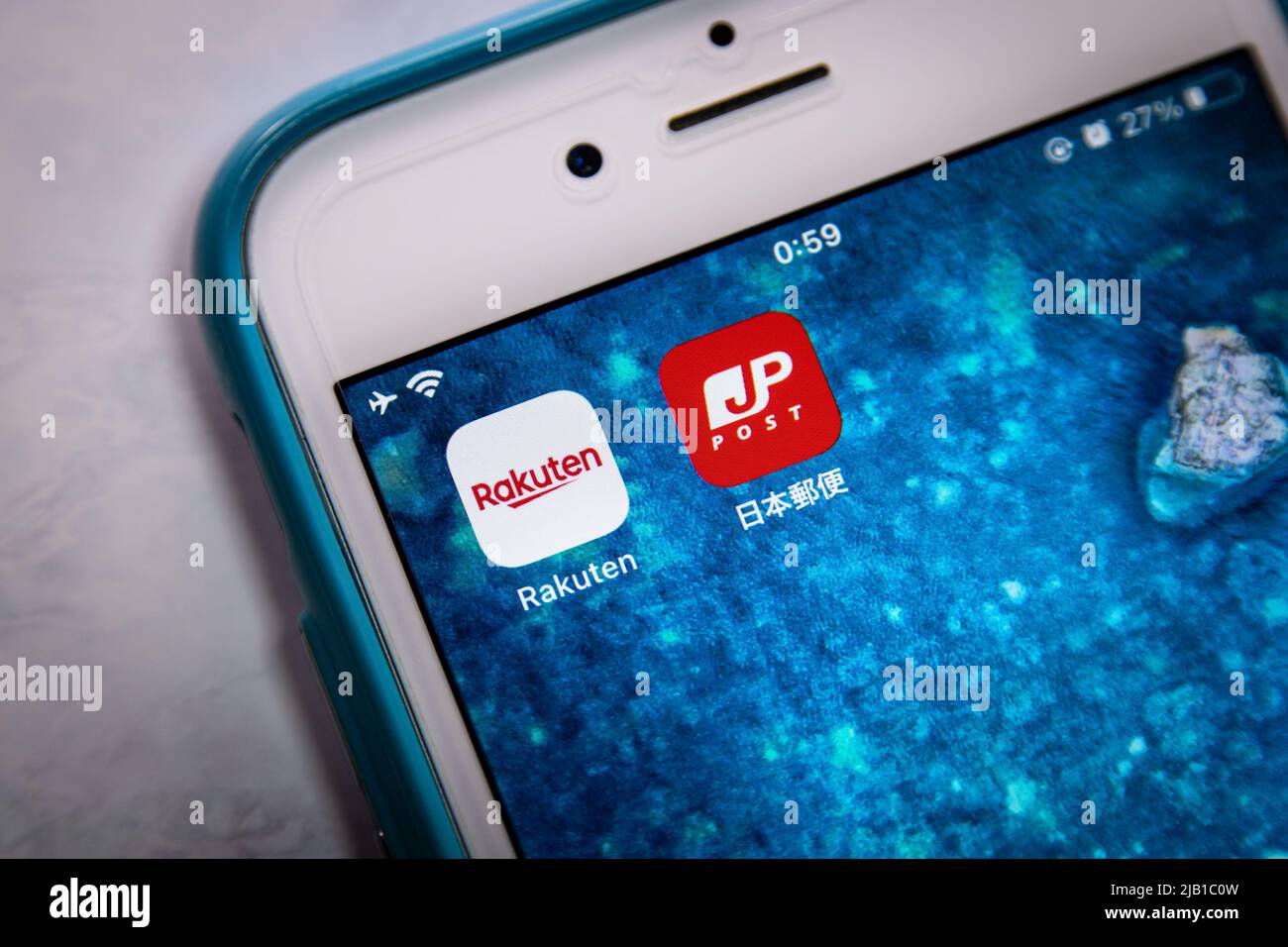 Kumamoto, JAPAN - Mär 23 2021 : Rakuten und Japan Post Service-Symbole auf dem iPhone. Japan Post und Rakuten einigen sich im März auf die Capital and Business Alliance Stockfoto