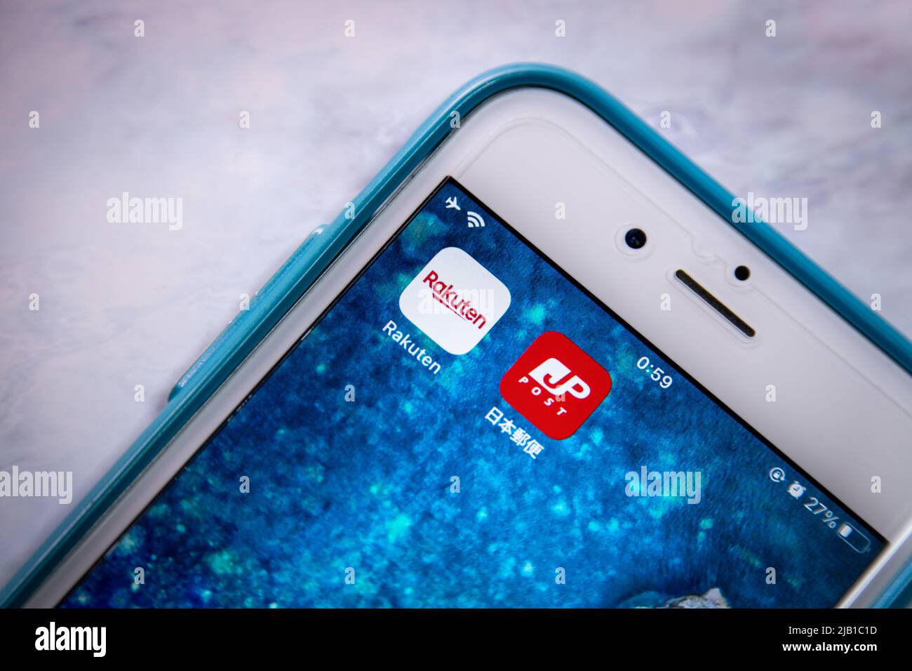 Kumamoto, JAPAN - Mär 23 2021 : Rakuten und Japan Post Service-Symbole auf dem iPhone. Japan Post und Rakuten einigen sich im März auf die Capital and Business Alliance Stockfoto
