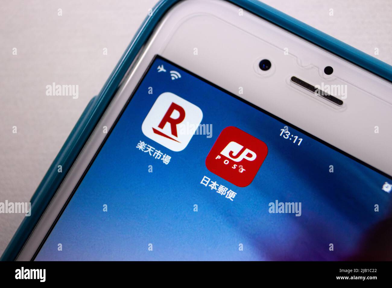 Kumamoto, JAPAN - Mär 18 2021 : Rakuten und Japan Post Service-Symbole auf dem iPhone. Japan Post und Rakuten einigen sich im März auf die Capital and Business Alliance Stockfoto