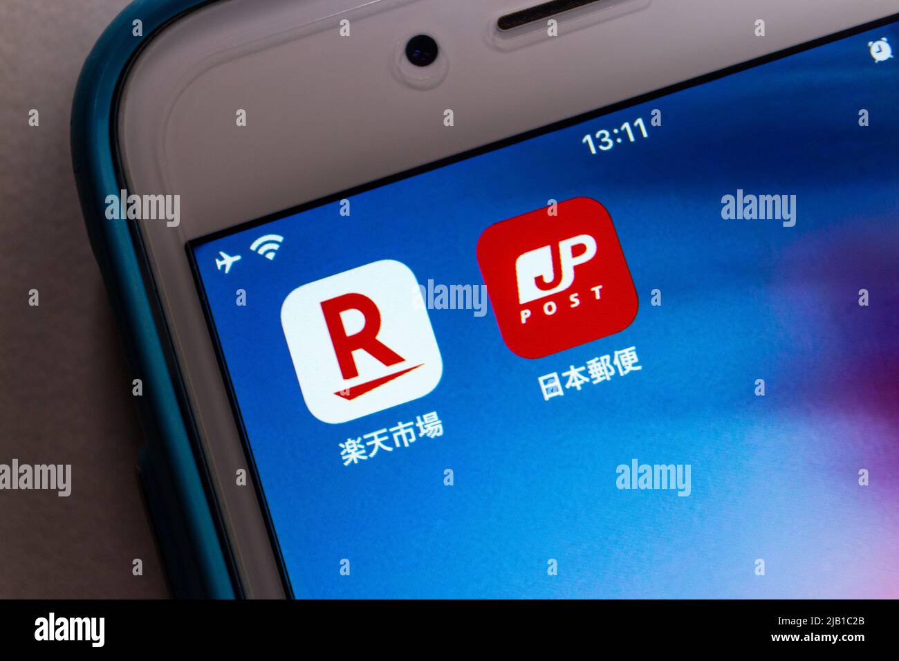 Kumamoto, JAPAN - Mär 18 2021 : Rakuten und Japan Post Service-Symbole auf dem iPhone. Japan Post und Rakuten einigen sich im März auf die Capital and Business Alliance Stockfoto