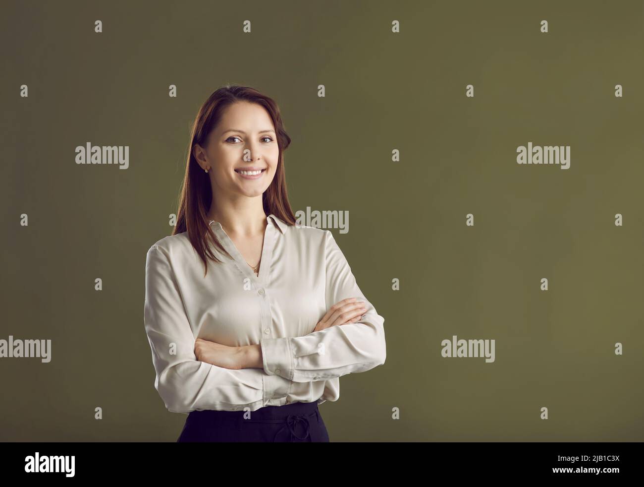 Porträt einer lächelnden Geschäftsfrau auf grünem Hintergrund Stockfoto